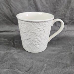 Mikasa English Countryside DP900 Embossed Grape Leaves Coffee Cup Mug White 3.5"